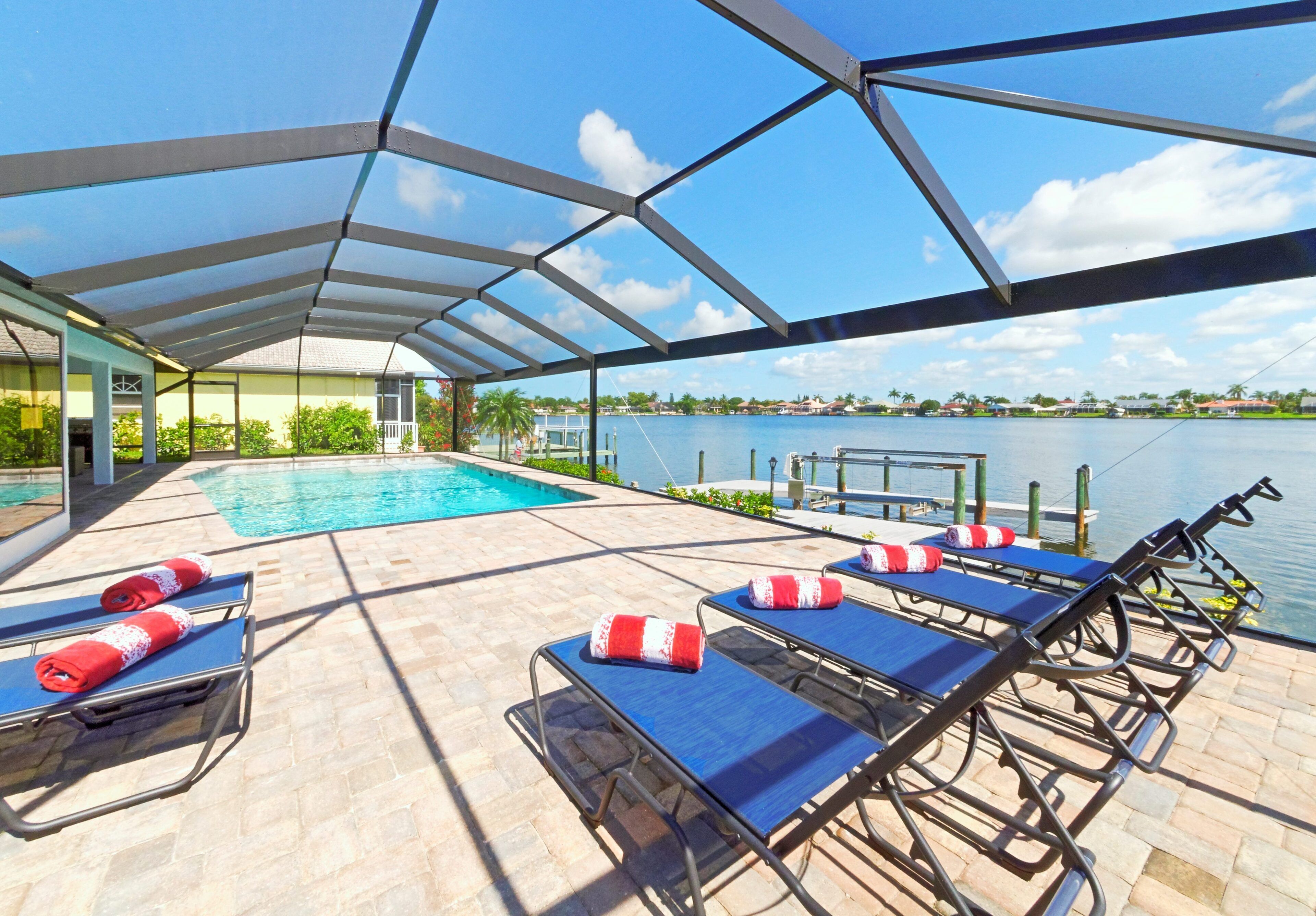 SEABIM Villa TRENDALIA - Modern style, big pool, Lake view, Gulf access