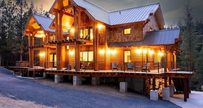 Spectacular Luxury Lodge Home w/Hot Tub, Sauna on Private Lake Sleeps 16-20 Bend