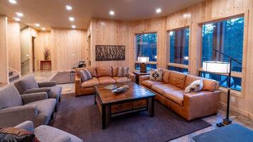 Smart TV, lareira, DVD player, livros