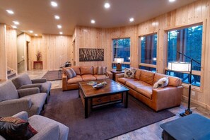 Smart-TV, peis, DVD-spiller og bøker