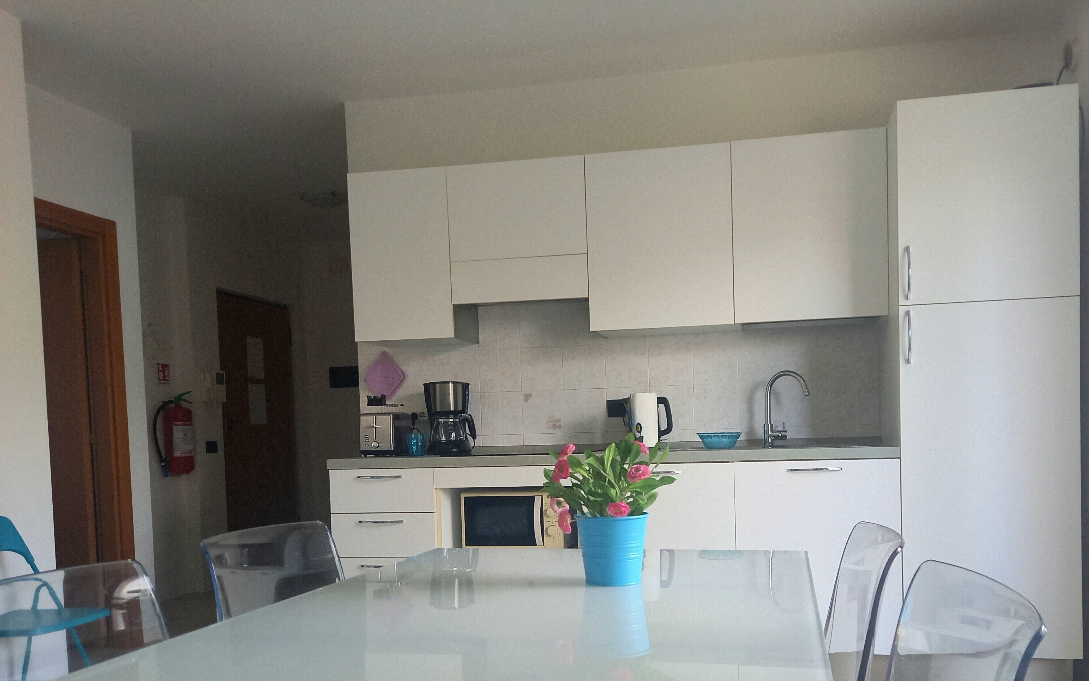 Frigorífico, microondas, placa de cocina y cafetera o tetera