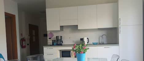 Geladeira, micro-ondas, cooktop, cafeteira/chaleira