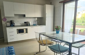 Refrigerador, microondas, parrilla de estufa y cafetera y tetera 