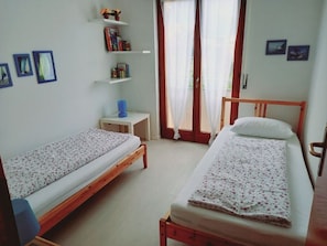 2 habitaciones, escritorio, tabla de planchar con plancha y wifi gratis 