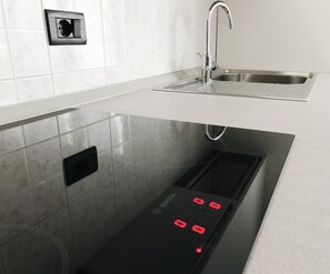 Fridge, microwave, stovetop, coffee/tea maker - Spacious, inviting apartment in the green surroundings of Riva del Garda. Park (Riva del Garda)