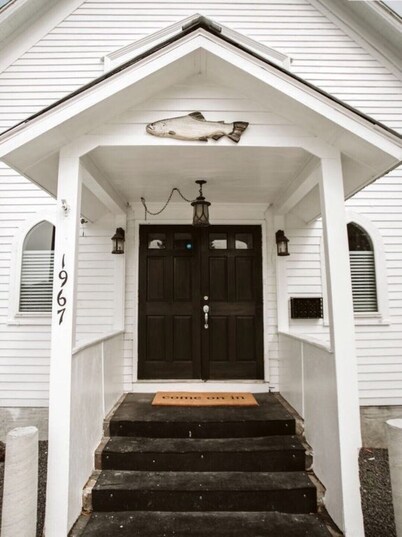 THE OLD CHURCH INN is a luxurious Property near Salmon River