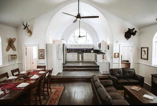 THE OLD CHURCH INN is a luxurious Property near Salmon River