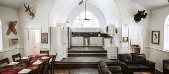 THE OLD CHURCH INN is a luxurious Property near Salmon River