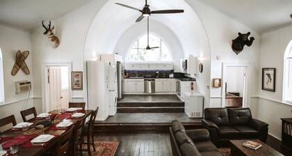 THE OLD CHURCH INN is a luxurious Property near Salmon River