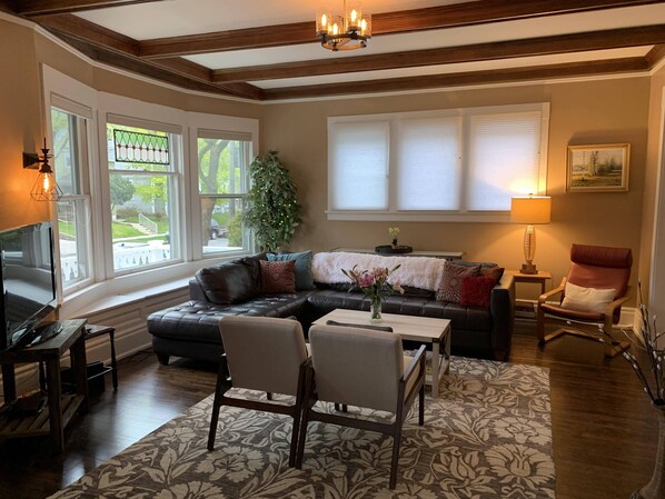 TV connectée, livres, médiathèque