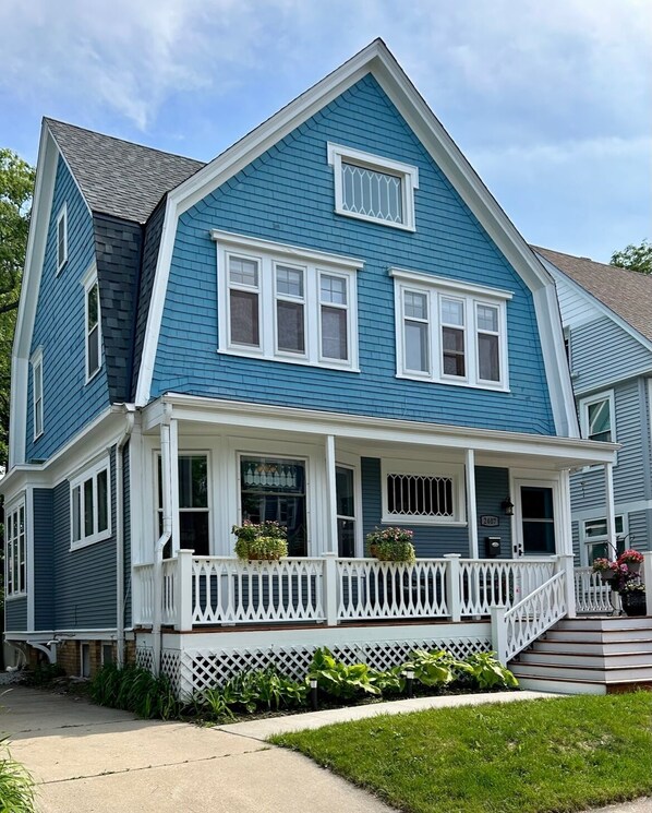 Exterior - 3BR house. East Side very near lake, beach, shops; central AC; driveway parking! (Milwaukee)