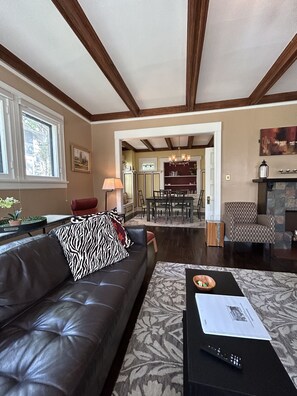 Smart TV, books, music library - 3BR house. East Side very near lake, beach, shops; central AC; driveway parking! (Milwaukee)