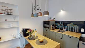 Microwave, oven, dishwasher, coffee/tea maker