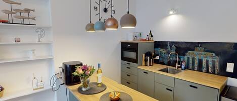 Micro-ondas, fogão, lava-louças, cafeteira/chaleira