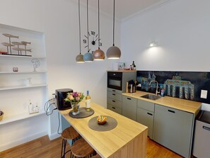 Microwave, oven, dishwasher, coffee/tea maker