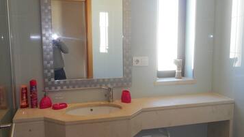 Combined shower/bathtub, hair dryer, bidet, towels
