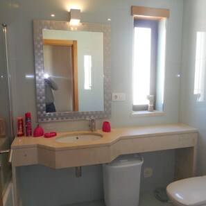 Combined shower/bathtub, hair dryer, bidet, towels - 1 Br Apartment Meters From the Beach, Pool, & Garage (São Martinho do Porto)