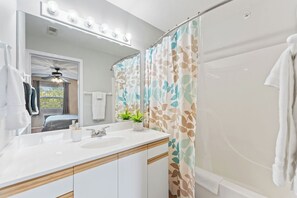 Ensemble baignoire-douche, baignoire à remous, séchoir à cheveux