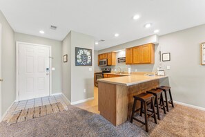 Fridge, microwave, oven, stovetop - Clean & Spacious 2BR/2BA. Gated resort with amenities (Branson)