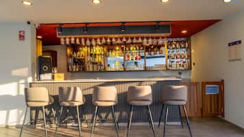 Bar við sundlaugarbakkann