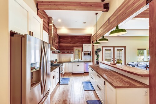 Luxe historic lodge w/ spa in heart of Cascades