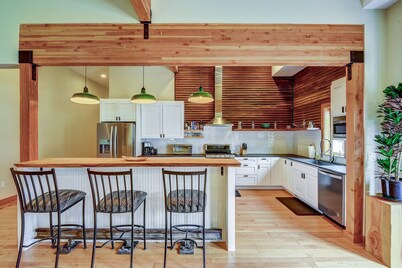 Luxe historic lodge w/ spa in heart of Cascades