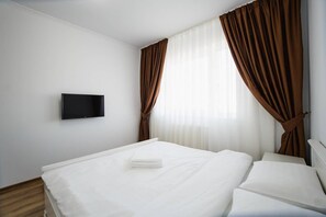 1 dormitorio, tabla de planchar con plancha, wifi y ropa de cama