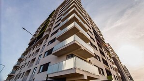 A high-rise building with multiple balconies and a clear sky. - Bright & Elegant Central Apartment (Oradea)