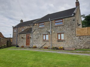 Exterior - Home away from home, 3 bed cottage with hot tub and pool table (Walworth Gate)