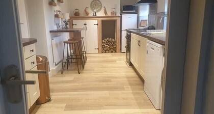 Home away from home, 3 bed cottage with hot tub and pool table