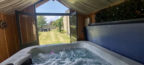 Home away from home, 3 bed cottage with hot tub and pool table