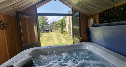 Home away from home, 3 bed cottage with hot tub and pool table