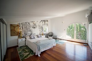 5 quartos, cofres nos quartos, ferros/tábuas de passar roupa