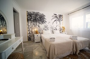 5 chambres, coffres-forts dans les chambres, fer et planche à repasser