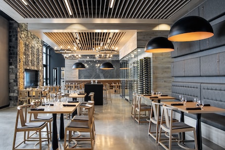 供应早餐、午餐和晚餐,高尔夫球场景观. 达科塔沙丘度假村