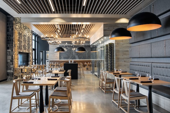 Frukost och lunch serveras, med utsikt mot golfbanan