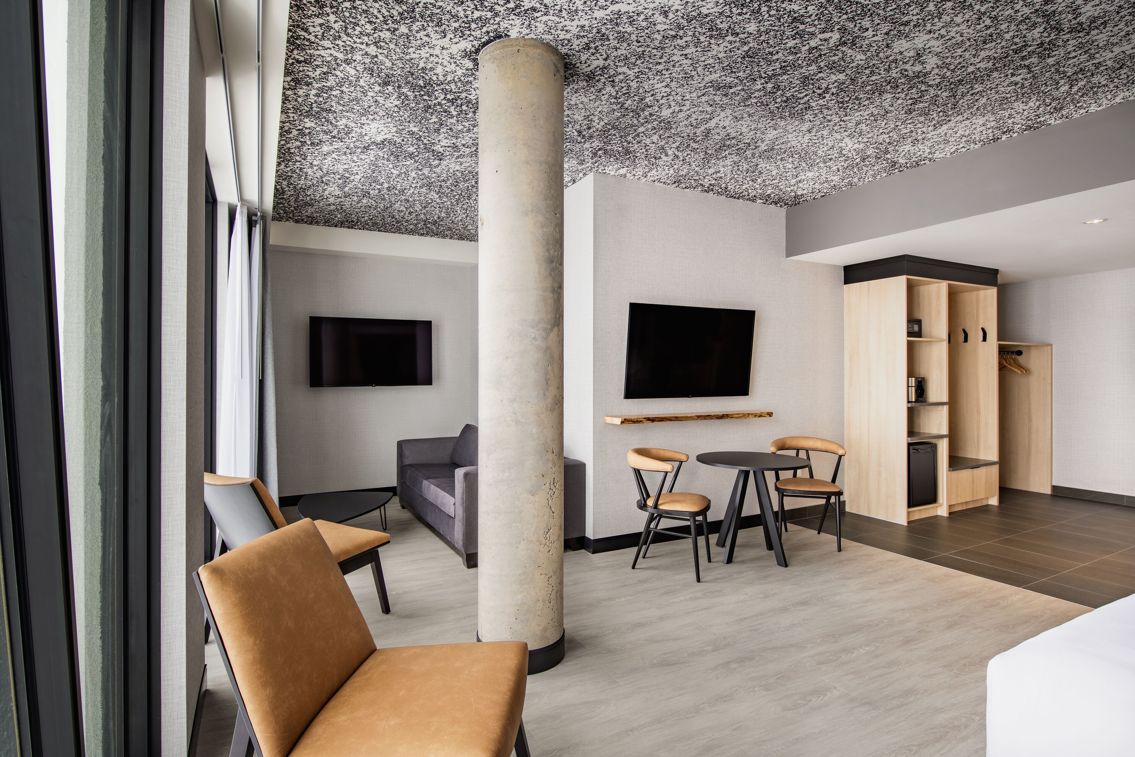 executive room, 1 king bed | living area | flat-screen tv