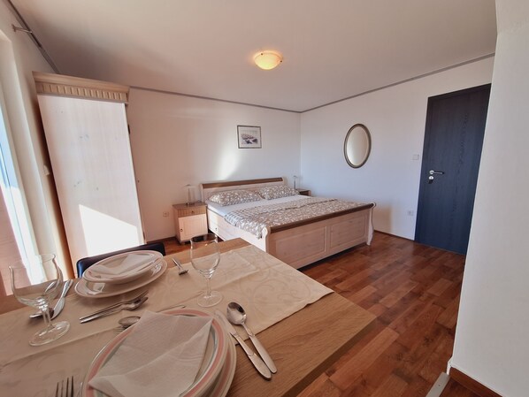 Studio (A2) | Dining