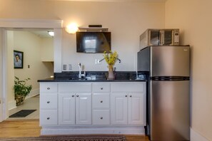 Kühlschrank, Wasserkocher mit Kaffee-/Teezubehör