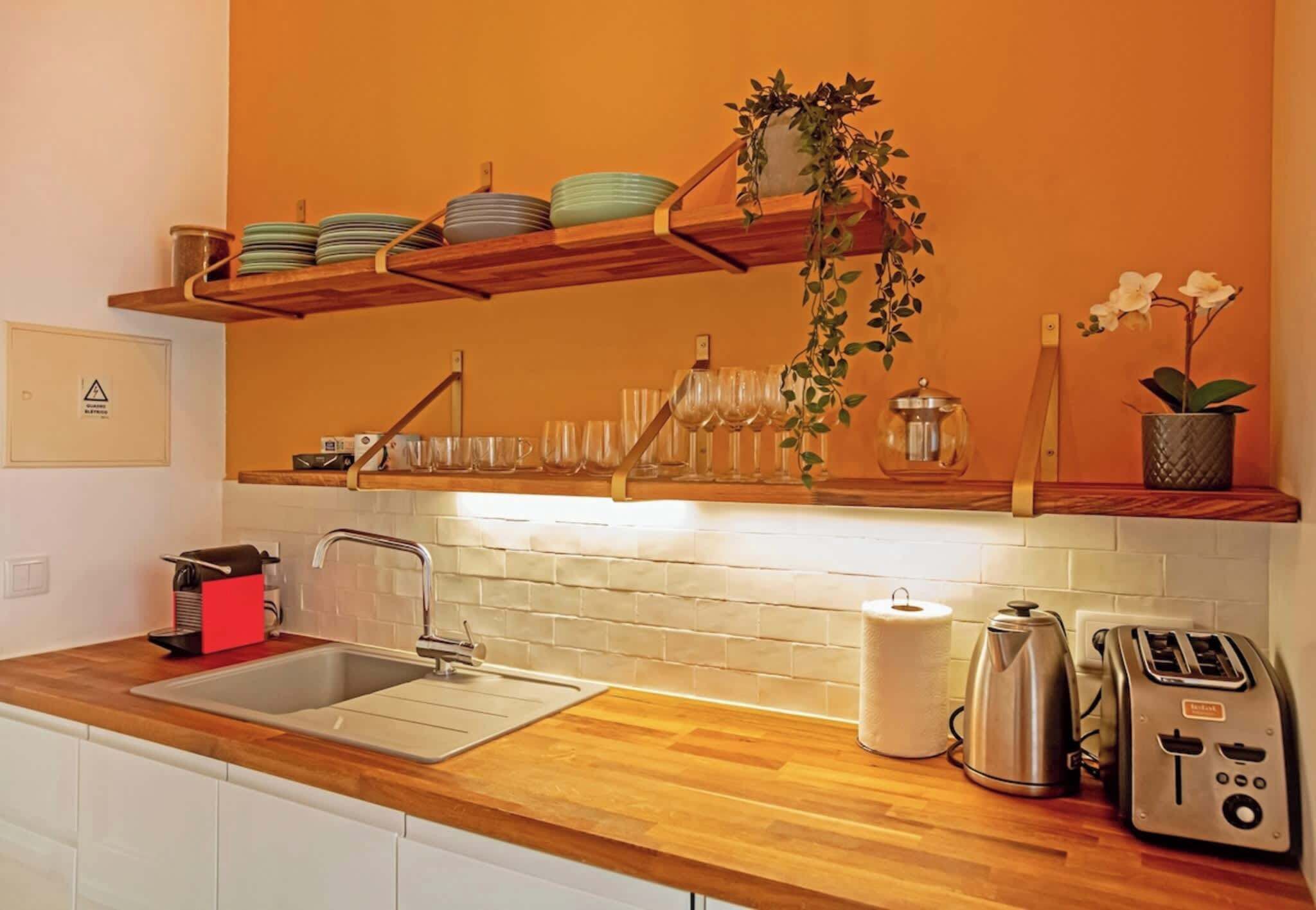 Coffee/tea maker, fridge, oven, stovetop