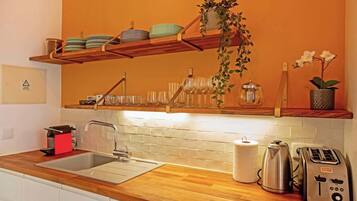Coffee/tea maker, fridge, oven, stovetop