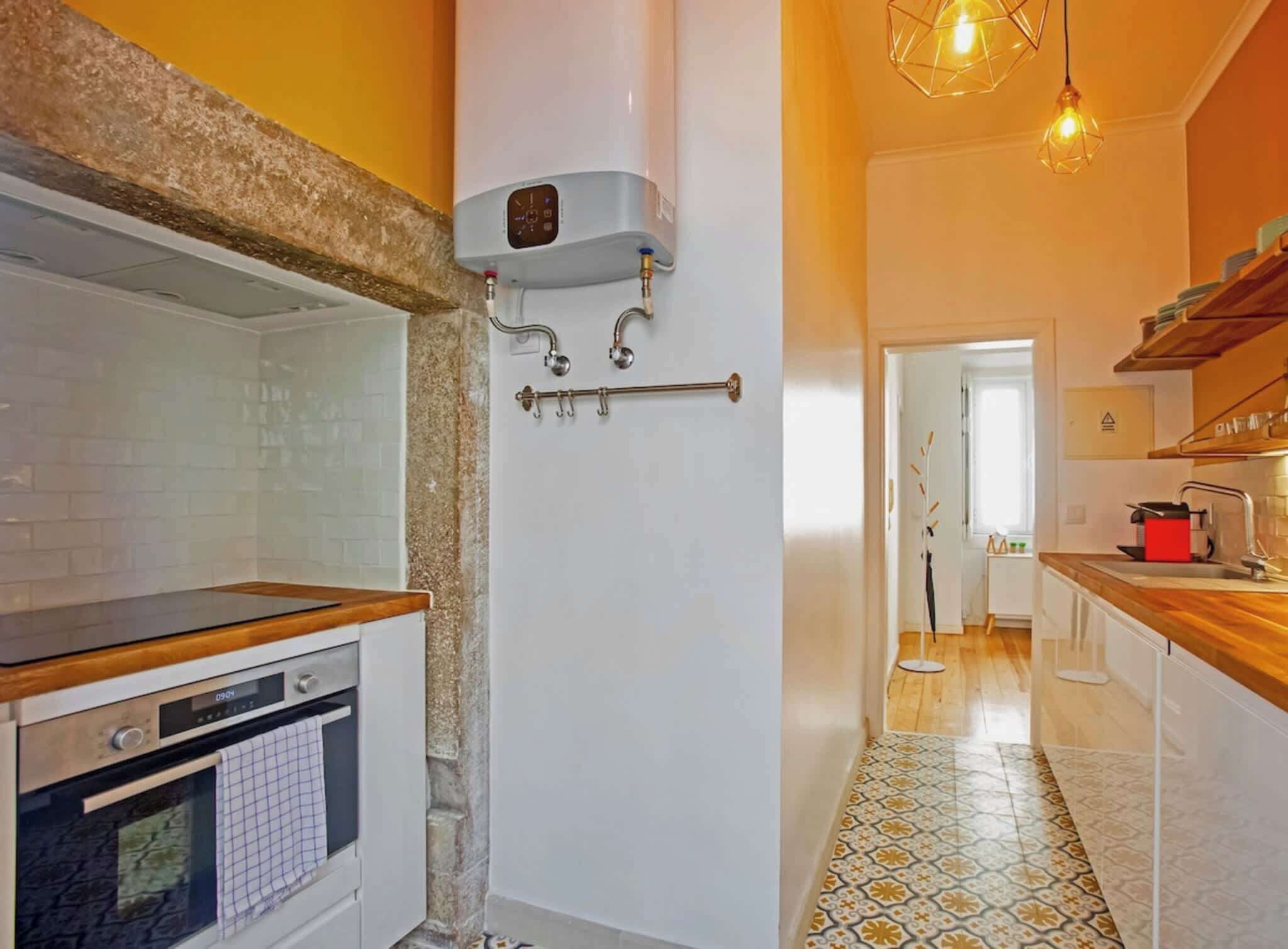 Coffee/tea maker, fridge, oven, stovetop