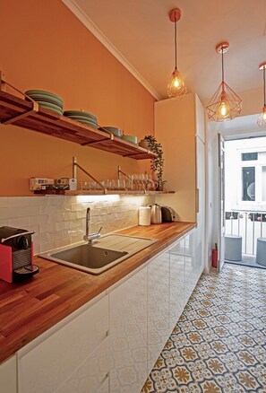 Geladeira, micro-ondas, fogão, lava-louças