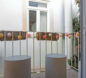 Terrace/patio - Renovated n stylish 1 Bedroom Apartment in Santos (Lisboa)