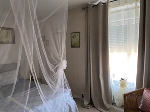 1 habitación, tabla de planchar con plancha, wifi gratis y ropa de cama