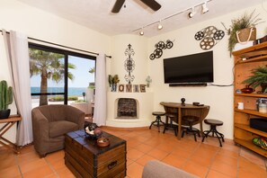 Flatskjerm-TV, DVD-spiller og stereoanlegg