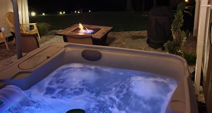 Beth's Place - On the River - W/ Hot Tub, Pickleball Court & Putting Green