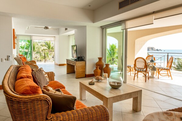 Smart TV - Beachfront Residence for the whole Family (Ixtapa Zihuatanejo)