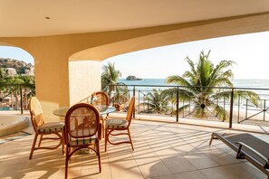 Outdoor dining - Beachfront Residence for the whole Family (Ixtapa Zihuatanejo)