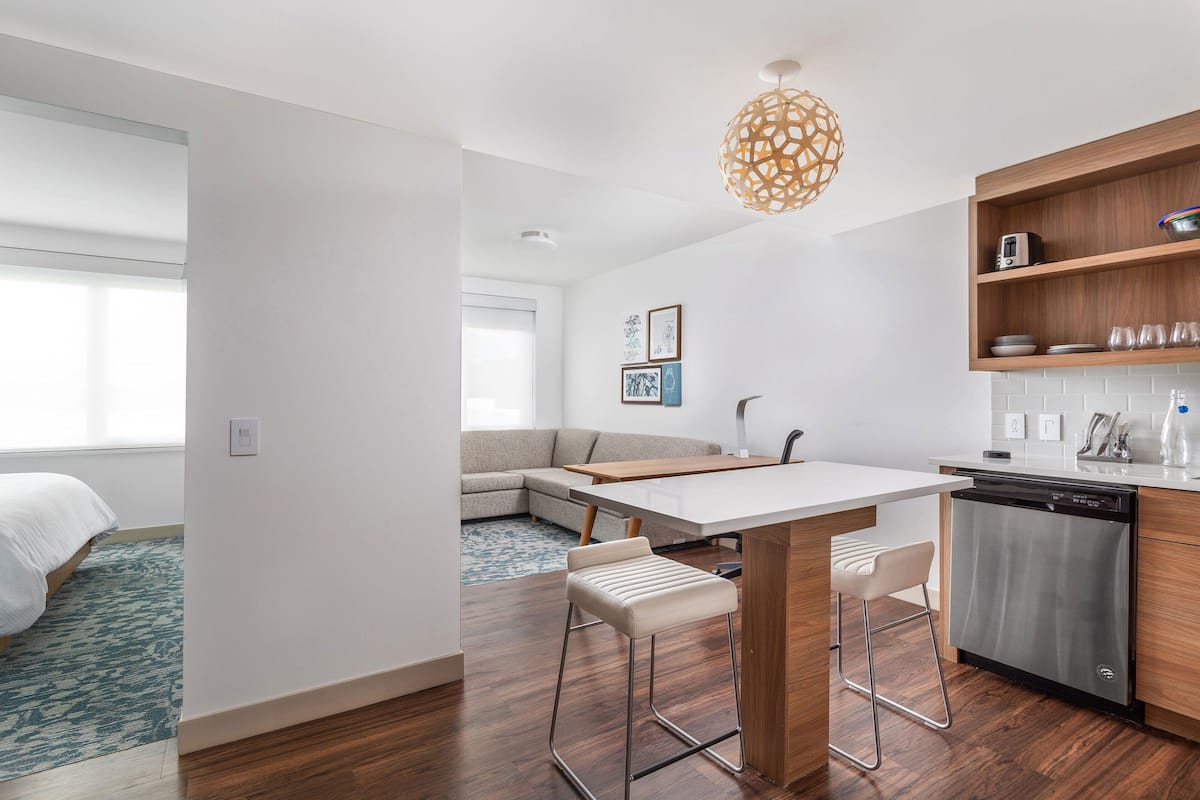 Luxe beddengoed, individueel gemeubileerd, een bureau
